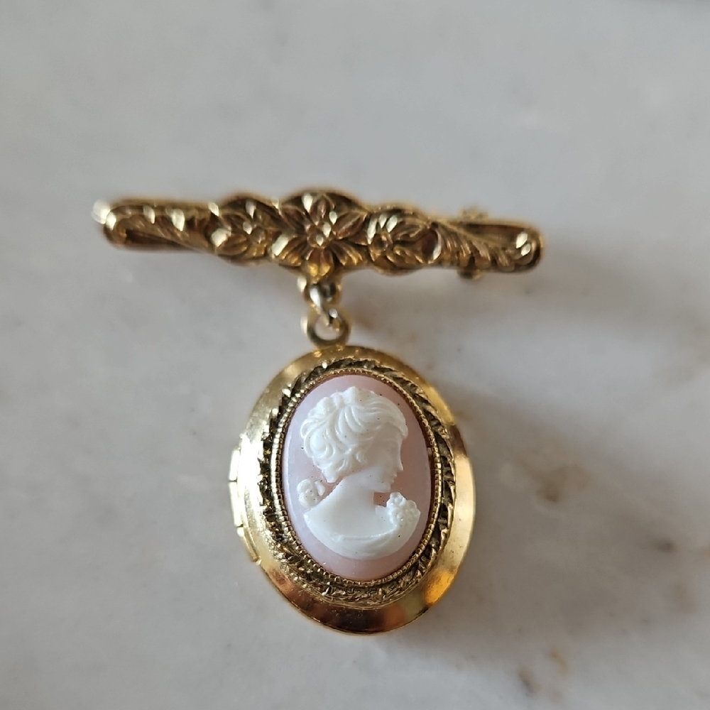 Elegant Vintage gold tone Cameo Locket Brooch Victorian in Style Vtg 1960s - Picture 2 of 6